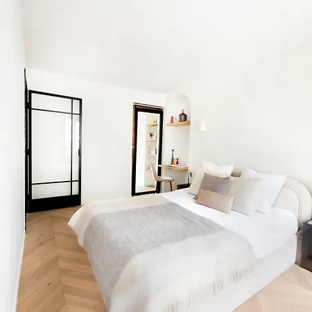 Stunning Architect-designed Parisian Flat 아파트