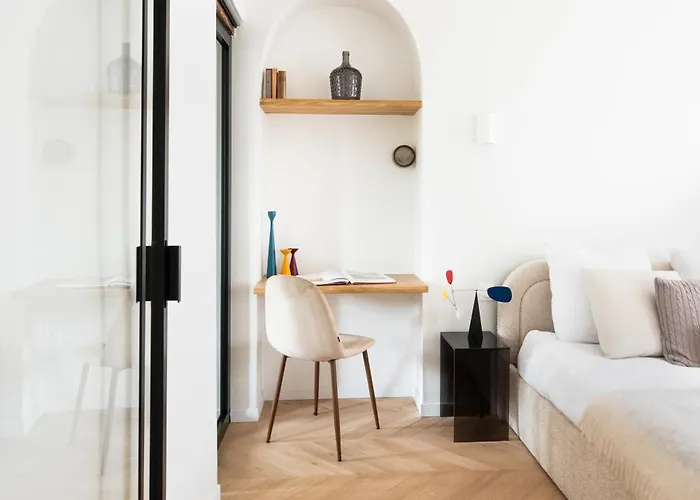 Stunning Architect-designed Parisian Flat * パリ